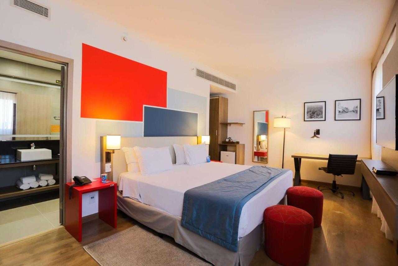 Tryp By Wyndham Ribeirao Preto Hotel Bagian luar foto A room at the hotel