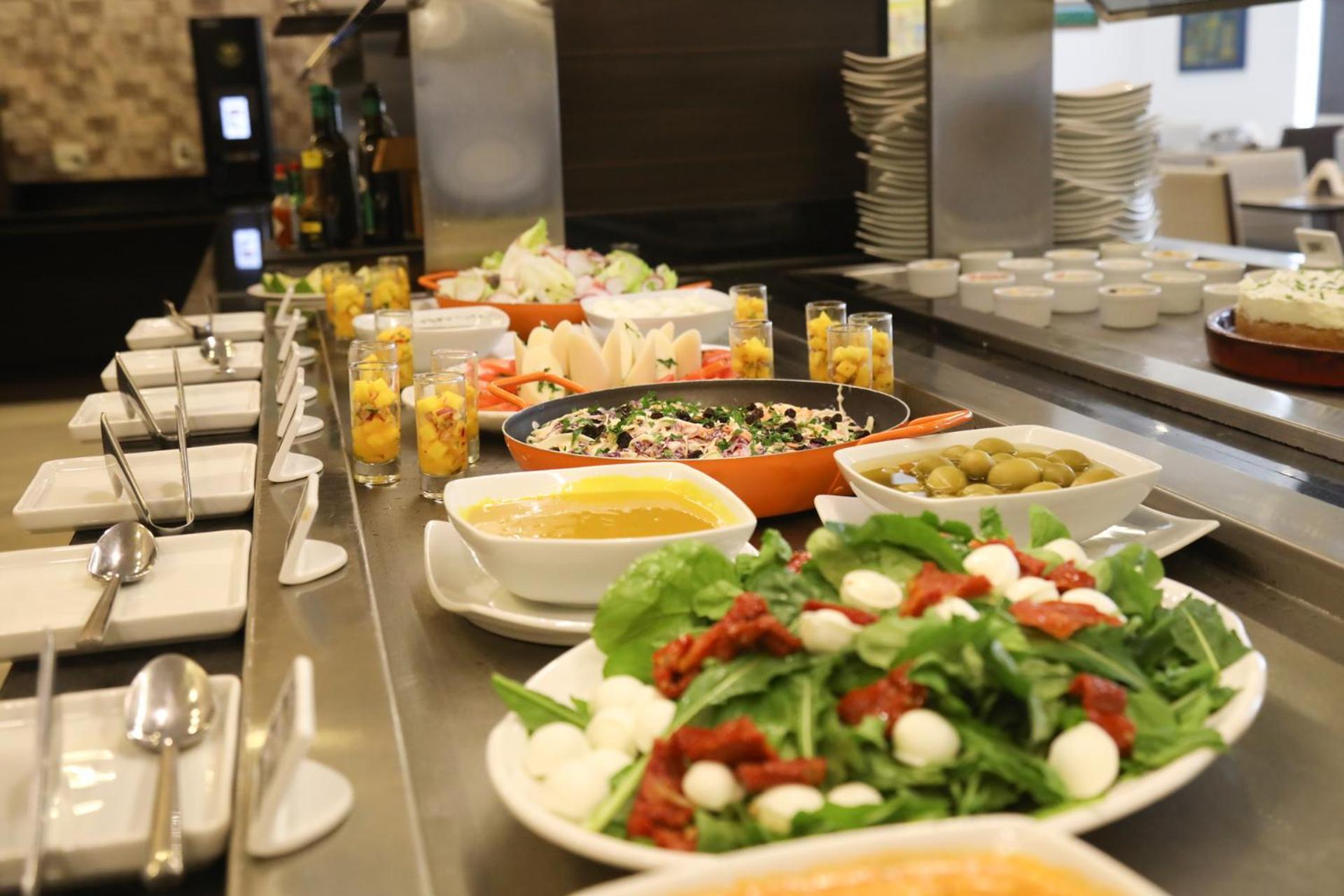 Tryp By Wyndham Ribeirao Preto Hotel Bagian luar foto A salad bar