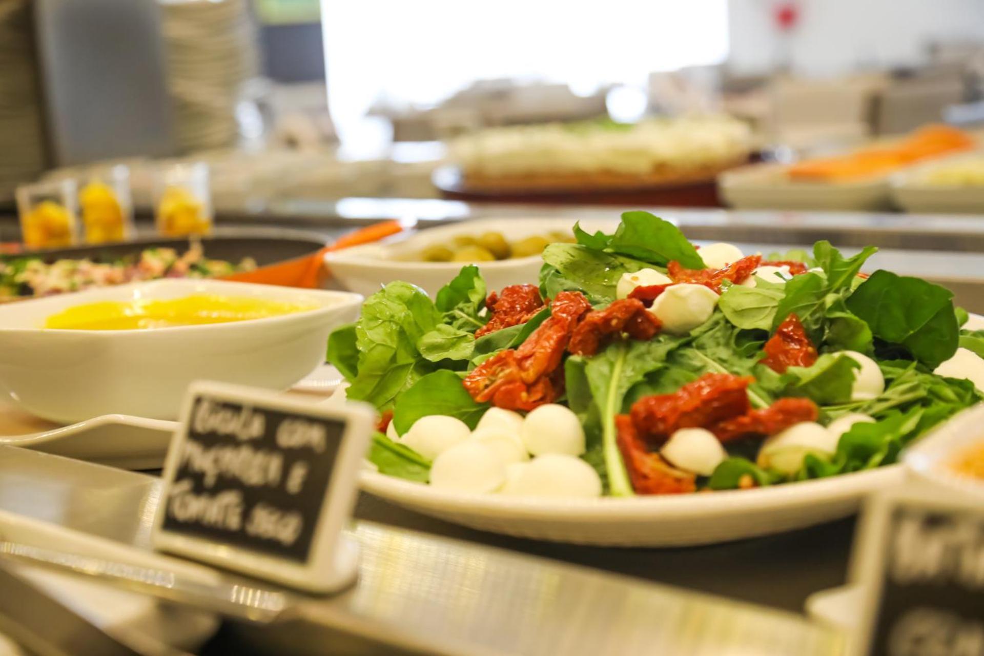 Tryp By Wyndham Ribeirao Preto Hotel Bagian luar foto A salad with sun-dried tomatoes