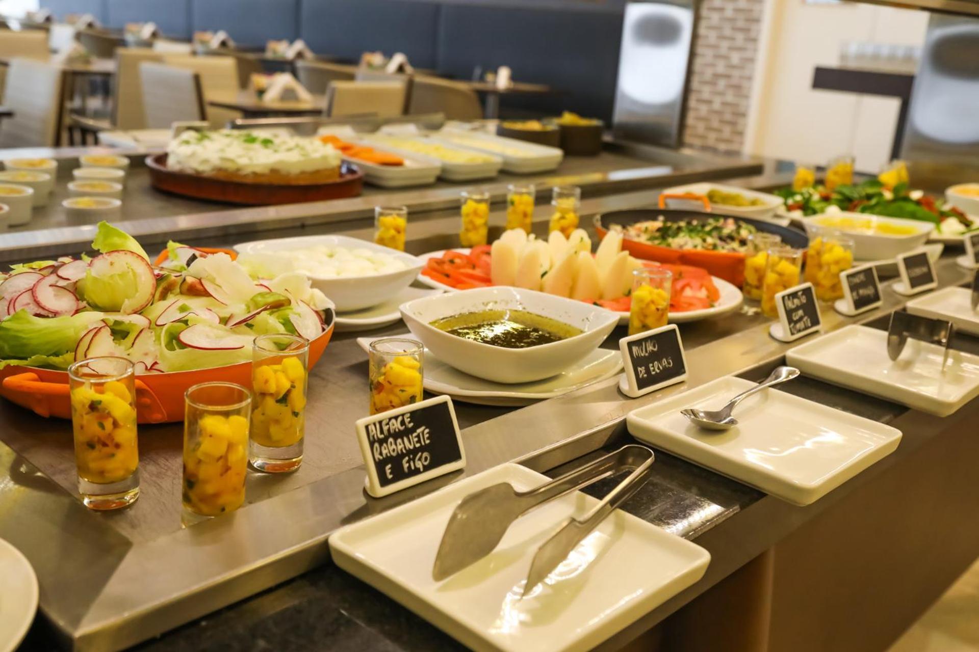 Tryp By Wyndham Ribeirao Preto Hotel Bagian luar foto A salad bar
