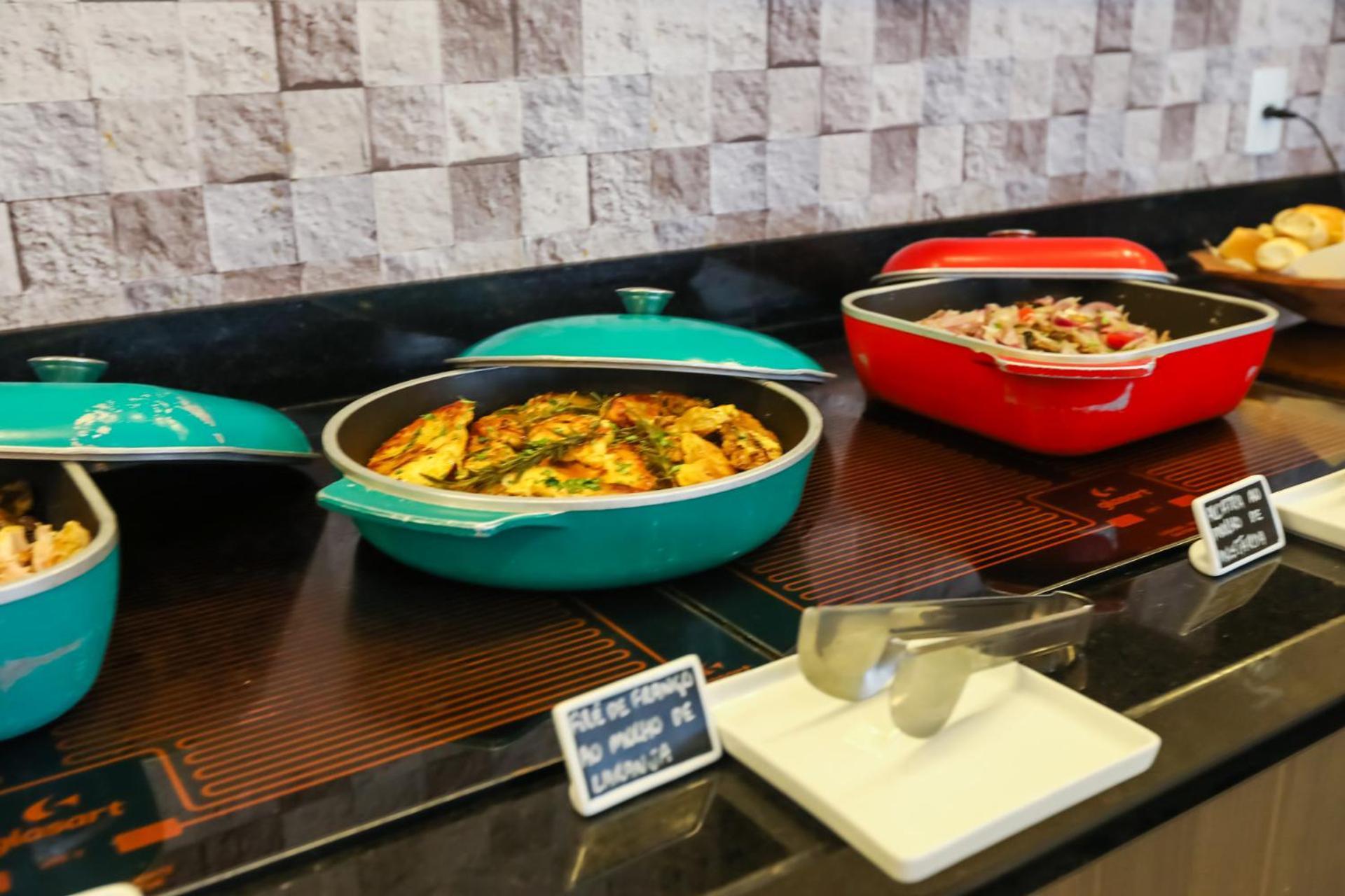 Tryp By Wyndham Ribeirao Preto Hotel Bagian luar foto Indian food at a buffet