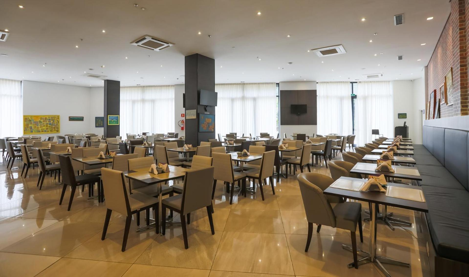 Tryp By Wyndham Ribeirao Preto Hotel Bagian luar foto The dining room at the airport