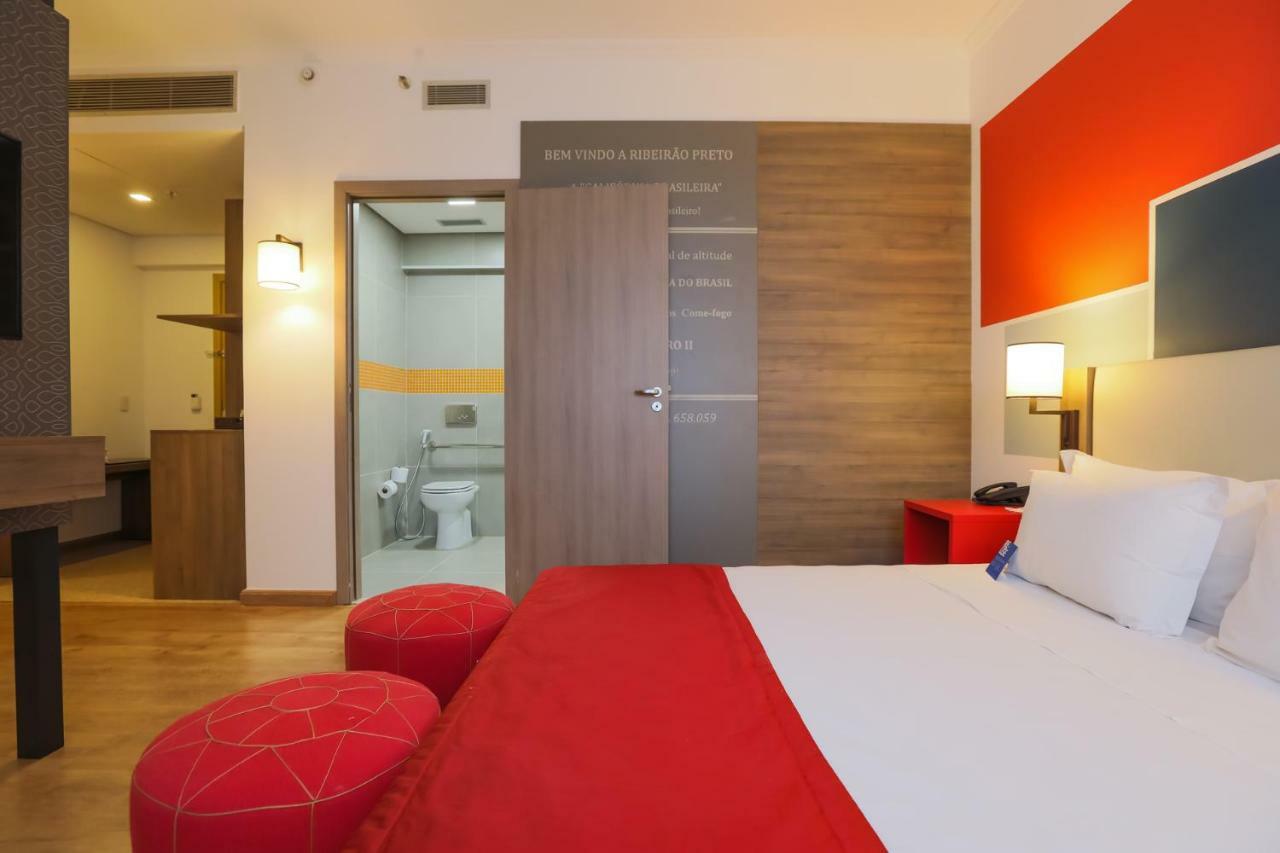 Tryp By Wyndham Ribeirao Preto Hotel Bagian luar foto A room at the hotel