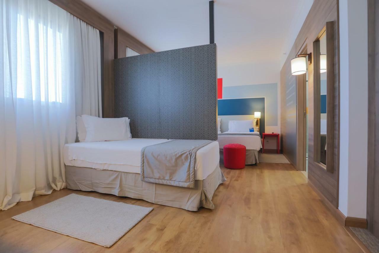 Tryp By Wyndham Ribeirao Preto Hotel Bagian luar foto A room at the hotel