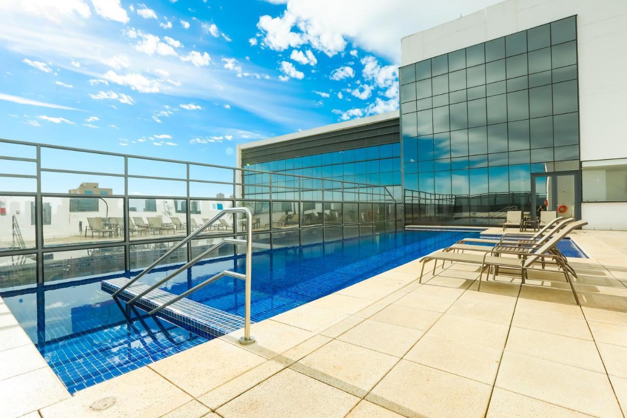 Tryp By Wyndham Ribeirao Preto Hotel Bagian luar foto Rooftop pool at the hotel