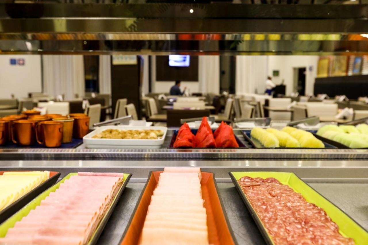 Tryp By Wyndham Ribeirao Preto Hotel Bagian luar foto A buffet at a hotel