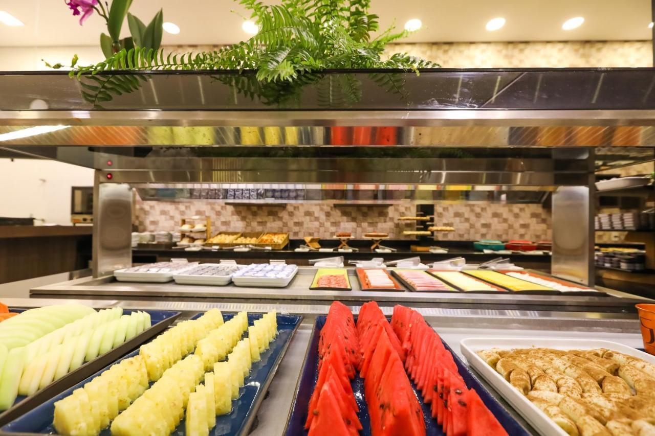 Tryp By Wyndham Ribeirao Preto Hotel Bagian luar foto A buffet at a hotel